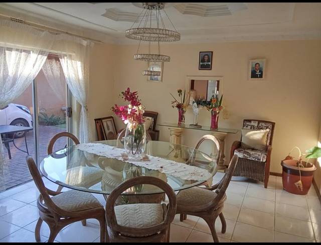 5 BEDROOM HOUSE FOR SALE IN DIEPKLOOF ZONE 4